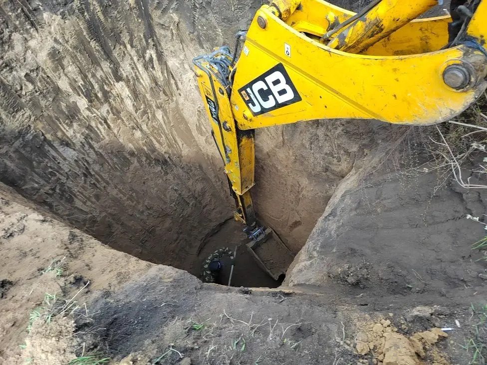 Копка экскаватором JCB